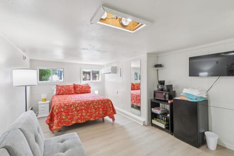 Dave's Last Resort Lakeside-Comfy Cabin 5 Hotel Room Cabin in Indiana