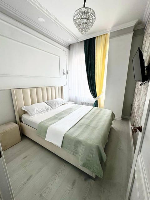 Bed, TV and multimedia, Bedroom