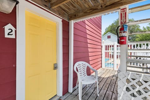 Dave's Last Resort Poolside-Comforting Cabin 2 Hotel Room Cabin in Indiana