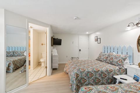 Dave's Last Resort Poolside-Comforting Cabin 2 Hotel Room Cabin in Indiana