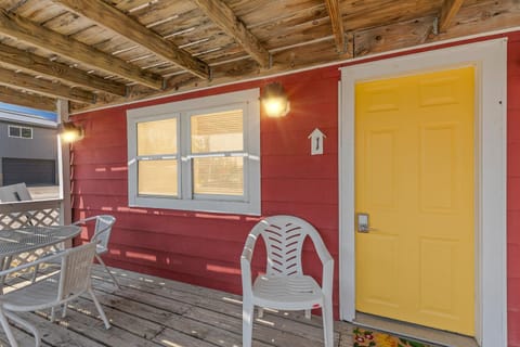 Dave's Last Resort Poolside-Charming Cabin 1 Hotel Room Cabin in Indiana