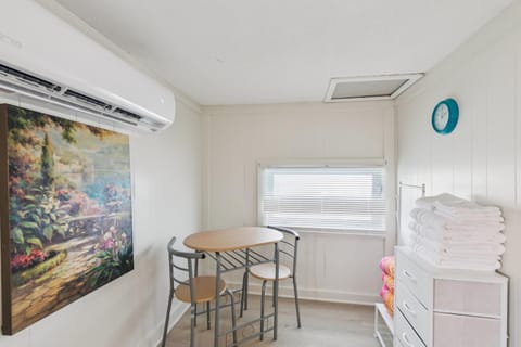 Dave's Last Resort - Poolside Cabin 4 Hotel Room Cabin in Indiana