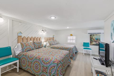 Dave's Last Resort - Poolside Cabin 4 Hotel Room Cabin in Indiana