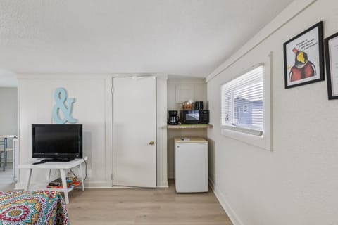 Dave's Last Resort - Poolside Cabin 4 Hotel Room Cabin in Indiana