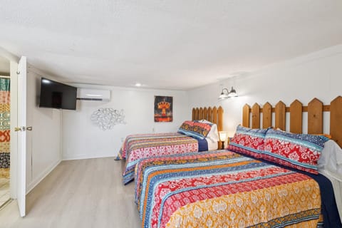 Dave's Last Resort Poolside-Relaxing Cabin 3 Hotel Room Cabin in Indiana