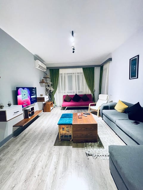 TV and multimedia, Living room, Photo of the whole room, Seating area, Evening entertainment
