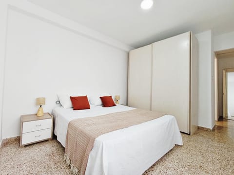 Habitación amplia en suite en piso compartido Vacation rental in Alicante