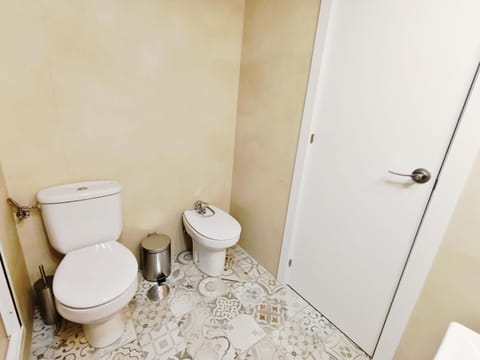 Habitación amplia en suite en piso compartido Vacation rental in Alicante