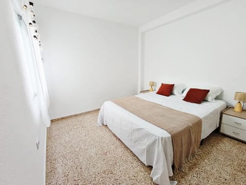 Habitación amplia en suite en piso compartido Vacation rental in Alicante