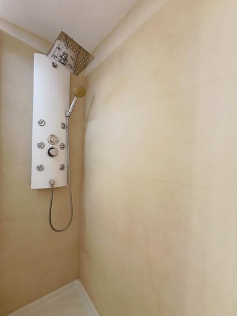 Habitación amplia en suite en piso compartido Vacation rental in Alicante