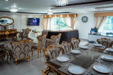 TV and multimedia, Living room, Seating area, Dining area
