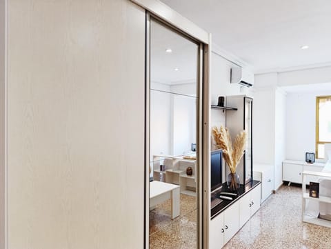 Habitación amplia luminosa y con aíre acondicionado Apartment in Alicante