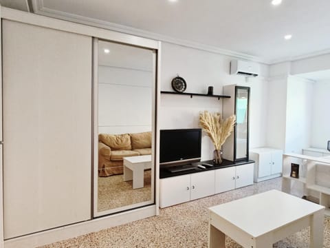 Habitación amplia luminosa y con aíre acondicionado Apartment in Alicante