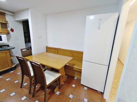 Habitación amplia luminosa y con aíre acondicionado Apartment in Alicante