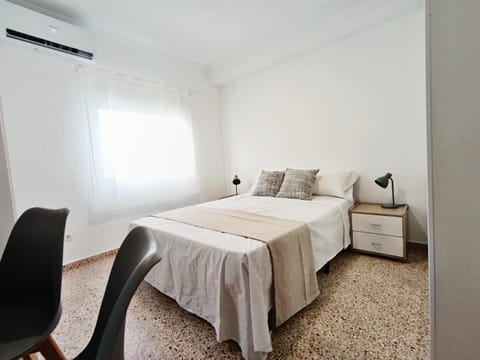 Habitación luminosa en suite en piso compartido Apartment in Alicante
