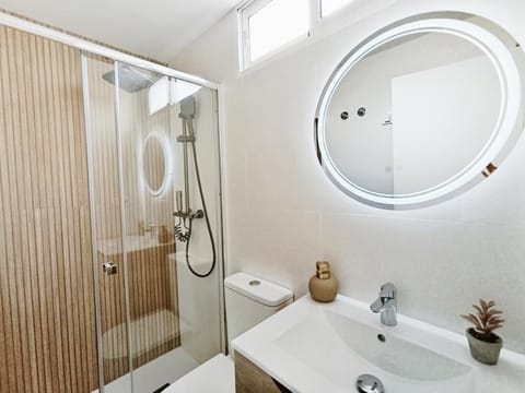 Habitación luminosa en suite en piso compartido Apartment in Alicante