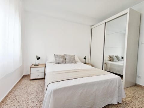 Habitación luminosa en suite en piso compartido Apartment in Alicante