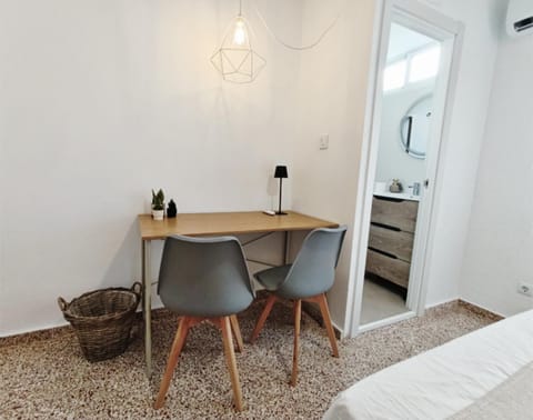 Habitación luminosa en suite en piso compartido Apartment in Alicante