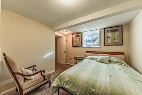 Four Bedroom Retreat Retreat Near Cheyenne Mountain Apartment in Colorado Springs