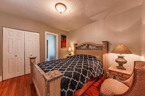 Four Bedroom Retreat Retreat Near Cheyenne Mountain Apartment in Colorado Springs