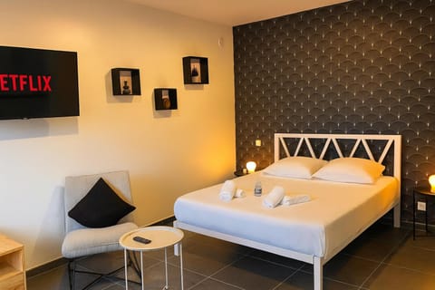 Bed, Photo of the whole room, Bedroom, towels