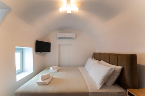 Bed, TV and multimedia, Bedroom, air conditioner