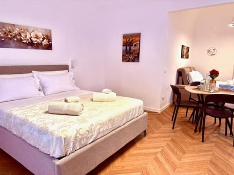 Bed, Living room, Photo of the whole room, Seating area, Dining area, Bedroom, towels