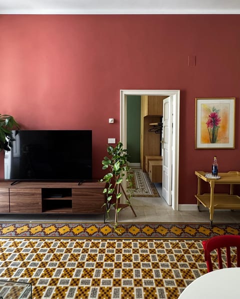 TV and multimedia, Living room, Seating area, Evening entertainment