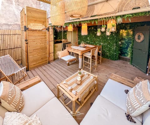 Patio, Day, Balcony/Terrace, Living room, Seating area, Dining area