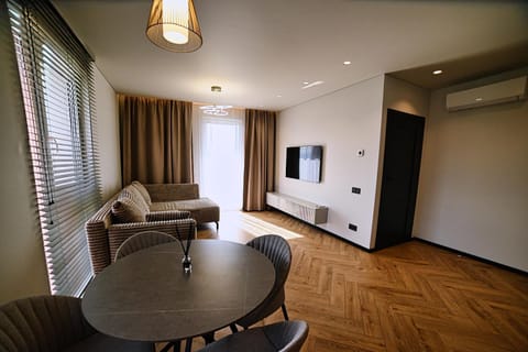 Communal lounge/ TV room, TV and multimedia, Living room, Seating area, Dining area, Evening entertainment, air conditioner