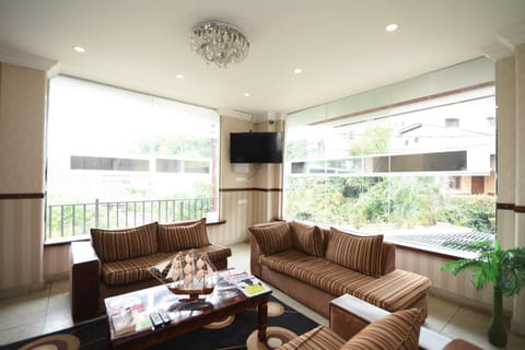 Communal lounge/ TV room, TV and multimedia, Living room, Lobby or reception, Seating area, Evening entertainment
