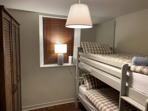 Bedroom, bunk bed