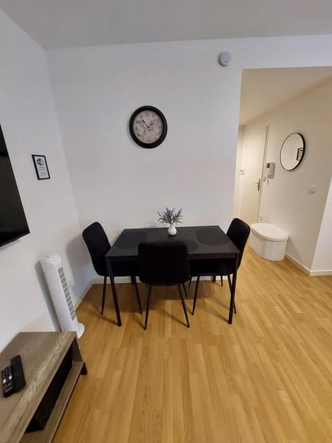 Cosy Home 4 - Spacieux studio avec parking - 30 min Paris Apartment in Cergy