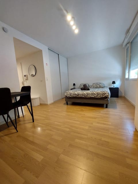 Cosy Home 4 - Spacieux studio avec parking - 30 min Paris Apartment in Cergy