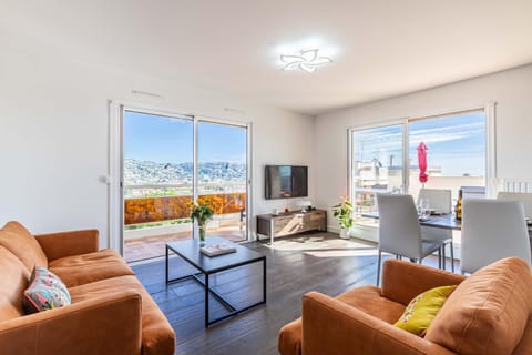 Communal lounge/ TV room, TV and multimedia, Living room, Seating area, Dining area