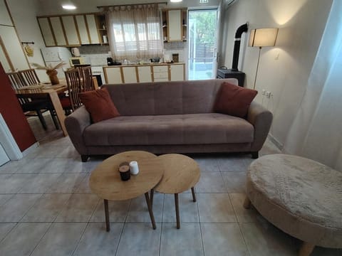 Kitchen or kitchenette, Living room, Seating area, Dining area