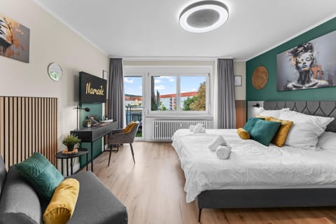 Bed, TV and multimedia, Photo of the whole room, Seating area, Evening entertainment, Bedroom