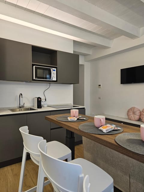 TV and multimedia, Coffee/tea facilities, Kitchen or kitchenette, Dining area, stove