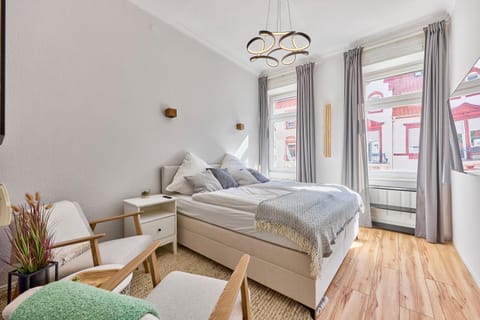Bed, Photo of the whole room, Seating area, Bedroom