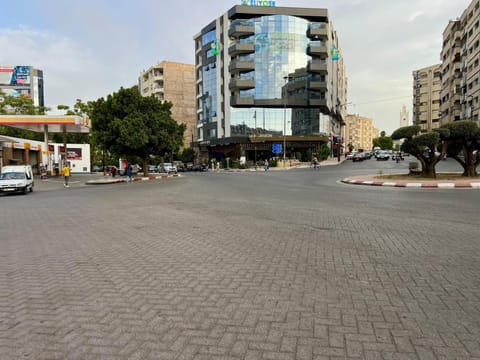 Property building, Day, Neighbourhood, City view, Street view, Location, Parking