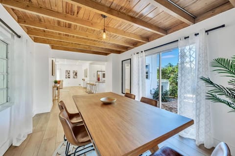 Stunning Tropical Pool House Delray Near The Ocean House in Gulf Stream