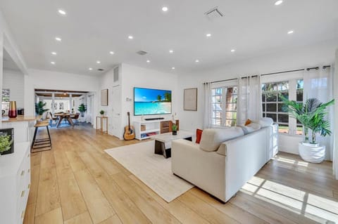 Stunning Tropical Pool House Delray Near The Ocean House in Gulf Stream