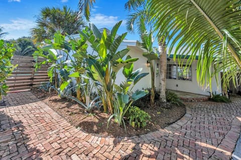 Stunning Tropical Pool House Delray Near The Ocean House in Gulf Stream