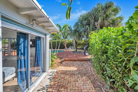 Stunning Tropical Pool House Delray Near The Ocean House in Gulf Stream