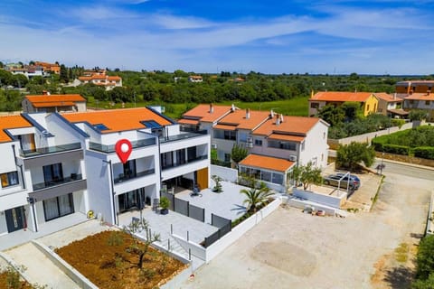 Bird's eye view, Location