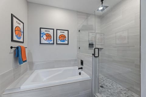 Sporty Spot - Hot Tub - Walk to AT&T Stadium House in Arlington