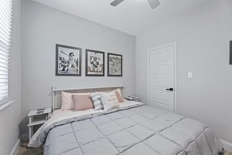 Sporty Spot - Hot Tub - Walk to AT&T Stadium House in Arlington