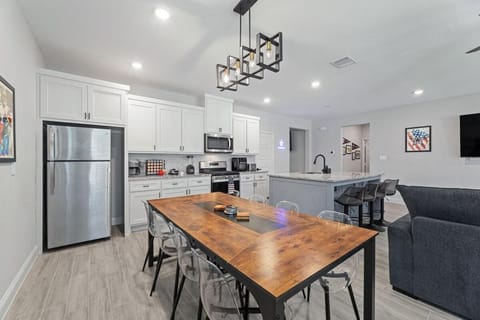 Sporty Spot - Hot Tub - Walk to AT&T Stadium House in Arlington