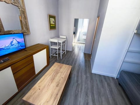 TV and multimedia, Photo of the whole room, Seating area, Dining area