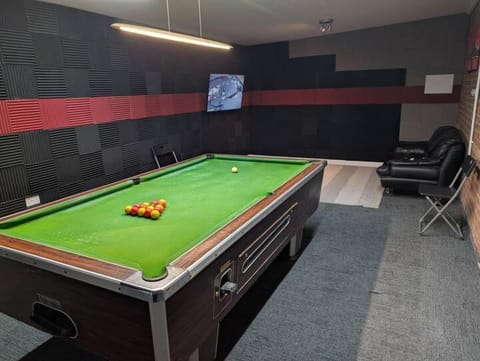 Spacious 3 bedroom house with games room Apartment in Leicester